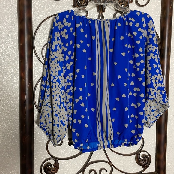 Women’s size small blue and gray Express blouse with hearts - Picture 5 of 10